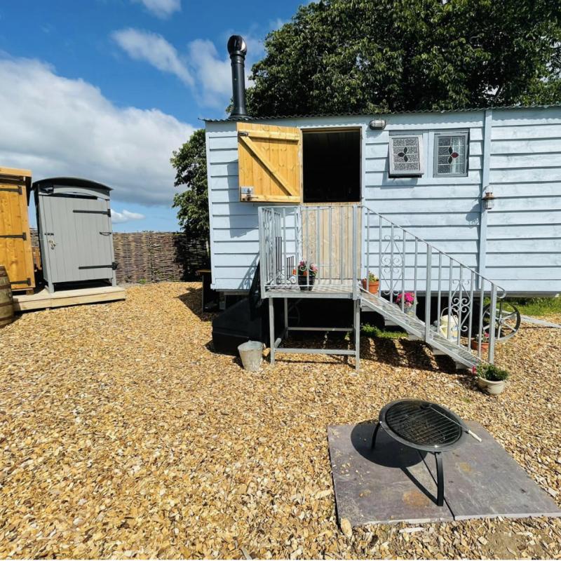 Shepherd's hut with toilet, shower and fire pit